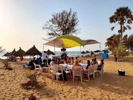 Entspannte Strandparty