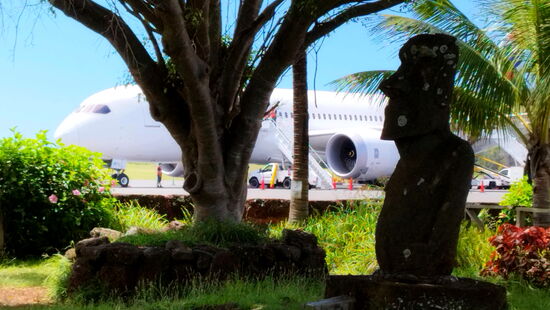 Unser Flieger am Flughafen von Rapa Nui