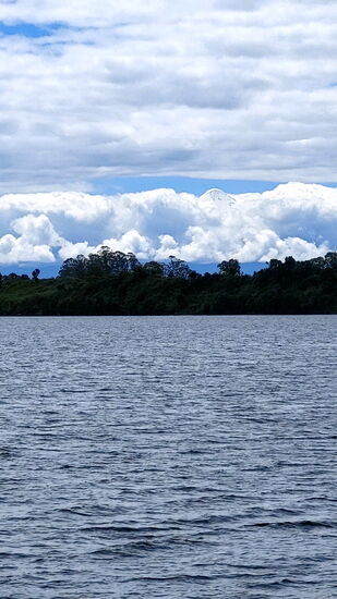 Der Gipfel des Osorno blickt aus den Wolken