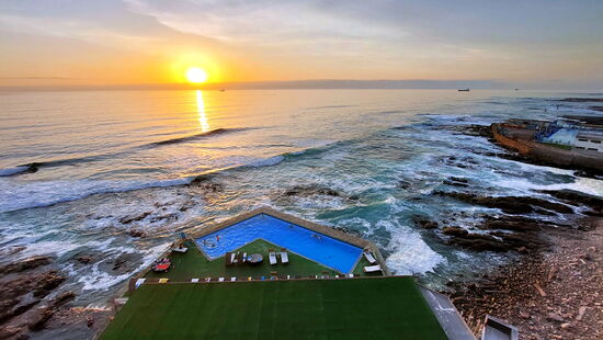 Sonnenuntergang hinter dem Hotel-Pool