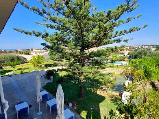Blick über den Garten zum Meer