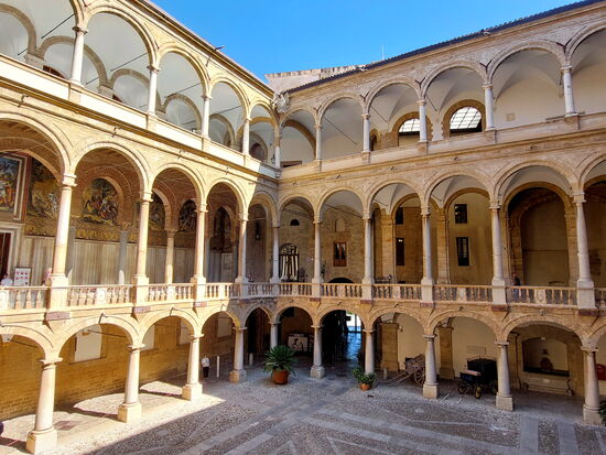 Innenhof des Normannenpalastes