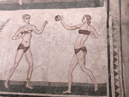 Zwei der berühmten "Bikini-Mädchen" der Villa Romana del Casale