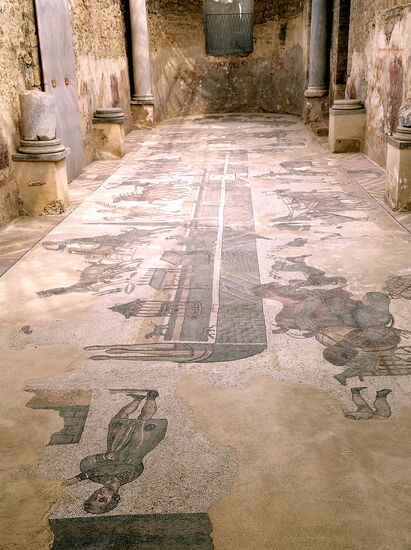 Ein ganzes Wagenrennen auf dem Boden der Therme in der Villa Romana del Casale