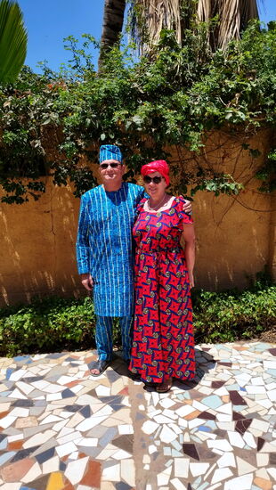 Wir beide in afrikanischer Kleidung