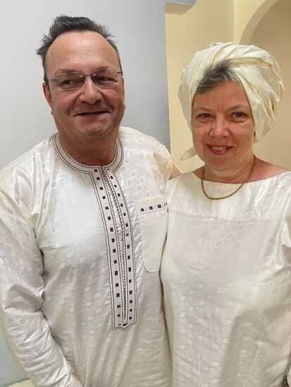 In afrikanischer Festkleidung