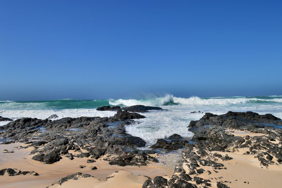 Sand und Lavafelsen - am Strand Praia da Cruz in Sal Rei