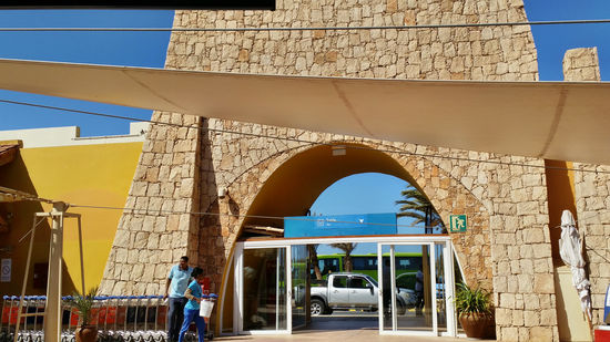 Architektonisch interessant und ungewöhnlich ist der Flughafen von Boa Vista bei Rabil mit seinen Sonnensegeln und luftigen Höfen.