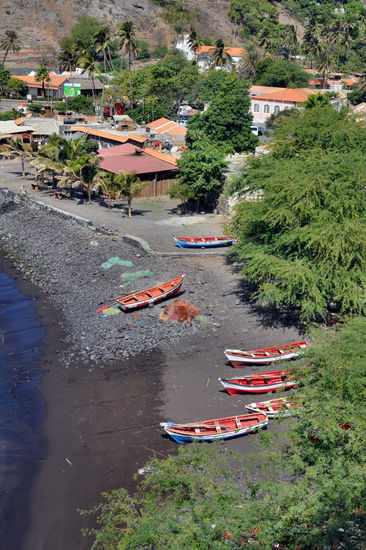 Auf dem schwarzen Strand von Cidade Velha liegen die Fischerboote
