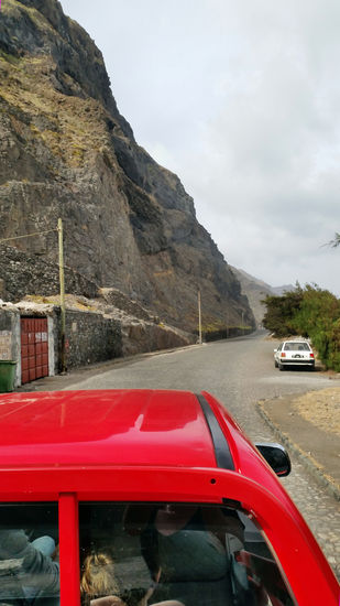 Auf der Ladefläche des Pick-up-Aluguers auf der Küstenstraße zwischen Vila das Pombas und Ribeira Grande