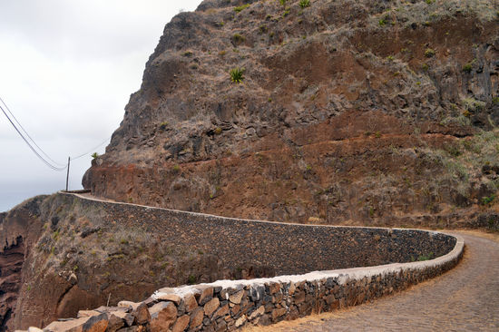 Abenteuerlich ist die "Straße" von Ponta do Sol nach Fontainhas - hier ein ausnahmsweise halbwegs gepflasterter Abschnitt ...