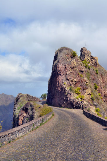 Die Engstelle Delgadim ist der meistfotografierte Straßenabschnitt der Kapverden - zu Recht, links und rechts der Straße geht es um die 1000 m fast senkrecht hinunter...