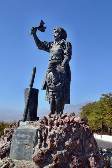 das Denkmal am Hafen von Porto Novo stellt eine kapverdische Frau dar, die mit dem Kind zurückbleibt, während der Ehemann in die Ferne auswandert, um Geld zu verdienen. Auch heute noch verdienen viele Kapverdianer ihren Lebensunterhalt im Ausland und tragen damit rund 20% zum Bruttoinlandsprodukt des Landes bei.