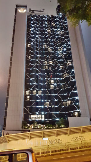 Leider kommt es auf dem Foto nicht so rüber, wie es wirklich war - das Hotel "The Emperor" glitzert nachts...