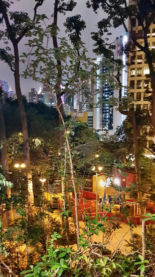 Spielplatz zwischen den Wolkenkratzern von Hongkong Island