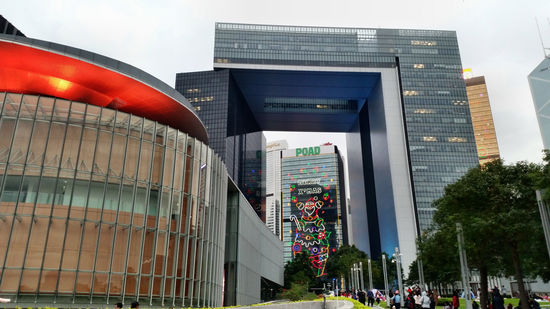 Bald ist Weihnachten - das weiß man spätestens beim Anblick der leuchtenden Fassaden Hongkongs...