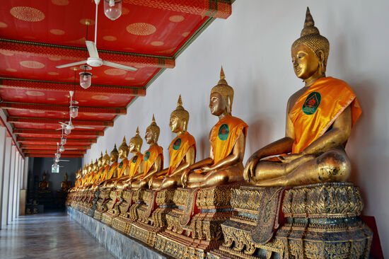 Reihe von sitzenden Buddhas in einem Hof des Wat Pho