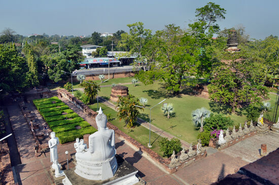 Blick in den Garten des Wat Yai Chai Mongkol