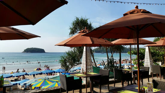 Blick über die Bucht von Kata und hinüber zur kleinen Insel Ko Pu