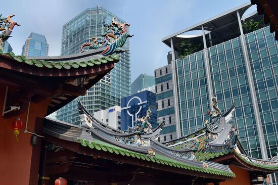Historische Tempelarchitektur und Wolkenkratzer nebeneinander, typisch Singapur