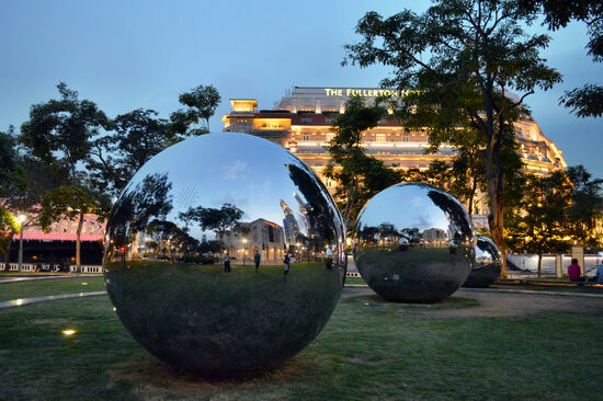 Früher Abend, gespiegelt in den Mirror Balls vor dem Asian Civilisations Museum