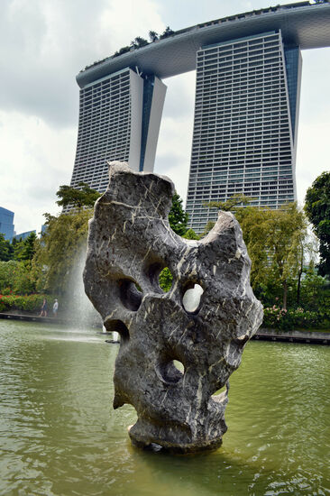 Blick zum Marina Bay Sands Hotel über den Dragonfly Lake