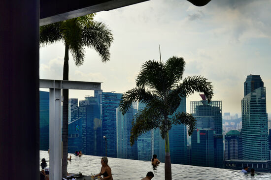 Blick über den spektakulären Infinity Pool auf dem Dach des Marina Bay Sands