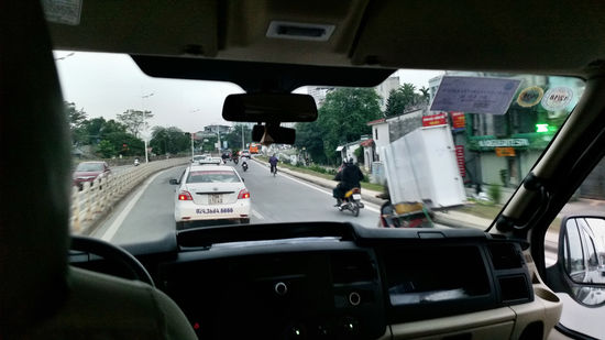 Hanoi ist eine Stadt der Mopeds - und auf denen wird bis zum Kühlschrank alles transportiert...