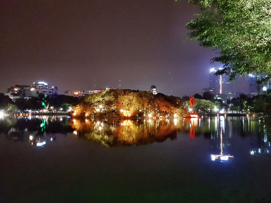 Der See Hoan Kiem ist das historische und spirituelle Zentrum von Hanoi.