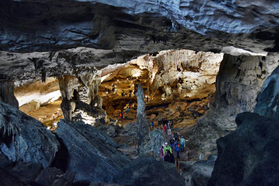 Die gigantische dritte Kammer der Sung Sot Cave