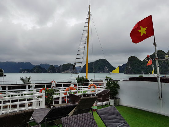 Unterwegs in der verregneten Ha Long Bay