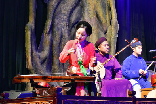 Musik auf historischen Instrumenten umrahmt das Wasserpuppentheater