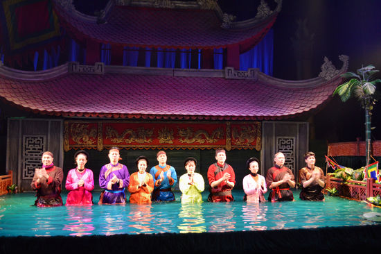 Die "Schauspieler" des Wasserpuppentheaters stehen während der Vorstellung fast bis zur Hüfte im Wasser