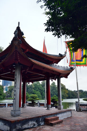 Pavillon hinter dem Jadeberg-Tempel mit Aussicht auf den Hoan Kiem See