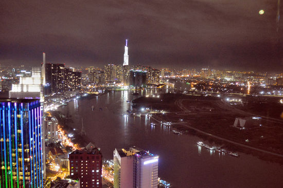 Blick auf den Saigon River und die abendliche Stadt von der Sky Bar im Bitexo Tower