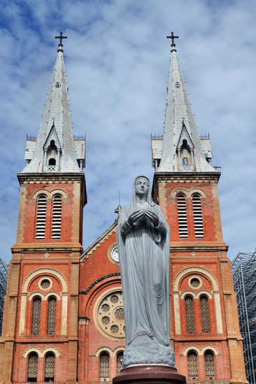 Beliebtes Motiv für Brautpaare ist die Marienstatue vor der Kathedrale Notre Dame
