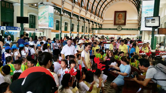 Gefühlt 20.000 vietnamesische Grundschüler wollten im Hauptpostamt von Saigon ihren Brief an den Weihnachtsmann aufgeben