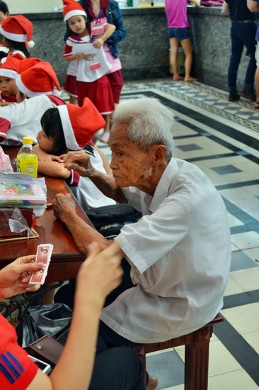 Eine Institution und bereits bekannt aus mehreren TV-Reportagen: der inzwischen fast 90-jährige Schreiber Herr Ngo