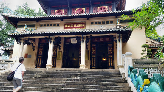 Die Pagode Den Tho Vua Hung direkt am Zoo