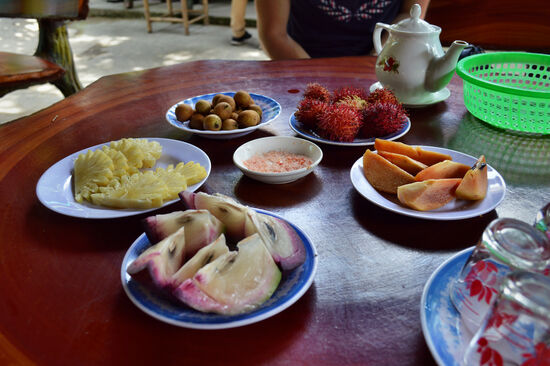 Früchte und Tee - ein perfekter Imbiss