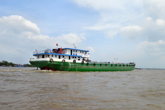 Auf dem gigantischen Mekong ist viel los - auch große Schiffe sind unterwegs