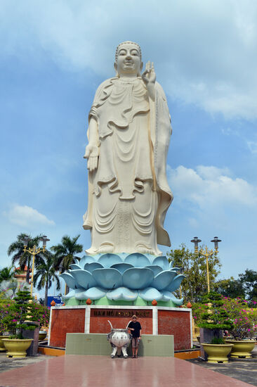 Der größte stehende Buddha Vietnams an der Vinh Trang Pagode
