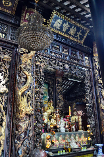 Reiche Schnitzereien im Inneren der Vinh Trang Pagode
