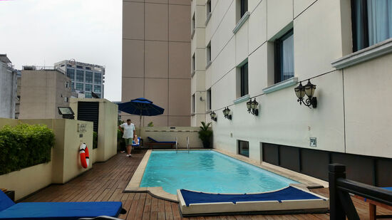 Entspannung am Hotelpool