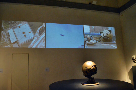 Das international bekannteste Werk von Fritz Koenig ist die "Sphere", die bis zum 11. September 2001 auf der Plaza am World Trade Center in New York stand, bei den Anschlägen verschüttet wurde und - arg ramponiert, aber noch stehend - unter dem Schutt der Zwillingstürme gefunden wurde. Heute steht sie im Liberty Park im  September 11 Memorial.