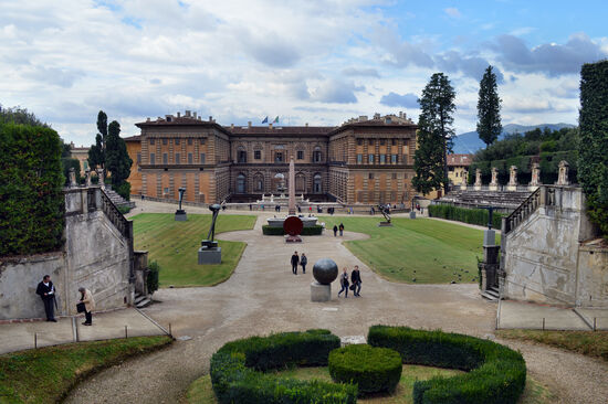 Palazzo Pitti mit einigen der Koenig-Skulpturen