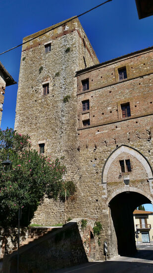 Porta Senese in Paganico, eines der drei historischen Tore des Dorfes
