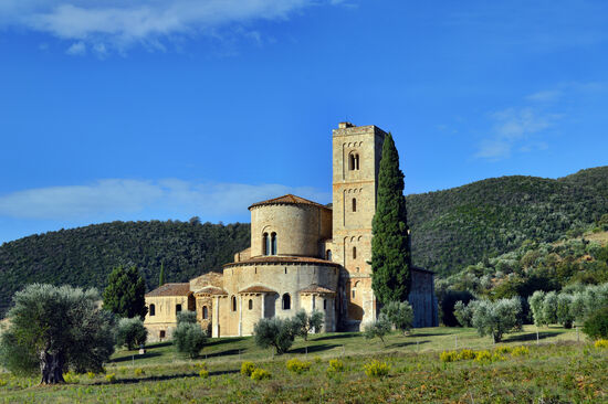 Angeblich von Karl dem Großen gestiftet wurde die Benediktiner-Abtei Sant'Antimo - gut 1000 Jahre alt ist sie auf jeden Fall.