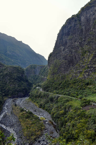 Die Bundesstraße von der Westküste nach Cilaos hat es in sich...