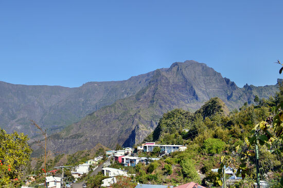 Panorama über Cilaos mit dem Piton des Neiges, dem höchsten Gipfel des Indischen Ozeans (3070 m)
